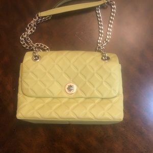 6.9''h x 10.2''w x 3.7''d
strap drop: 20.5"
quilted leather
smooth leather trim